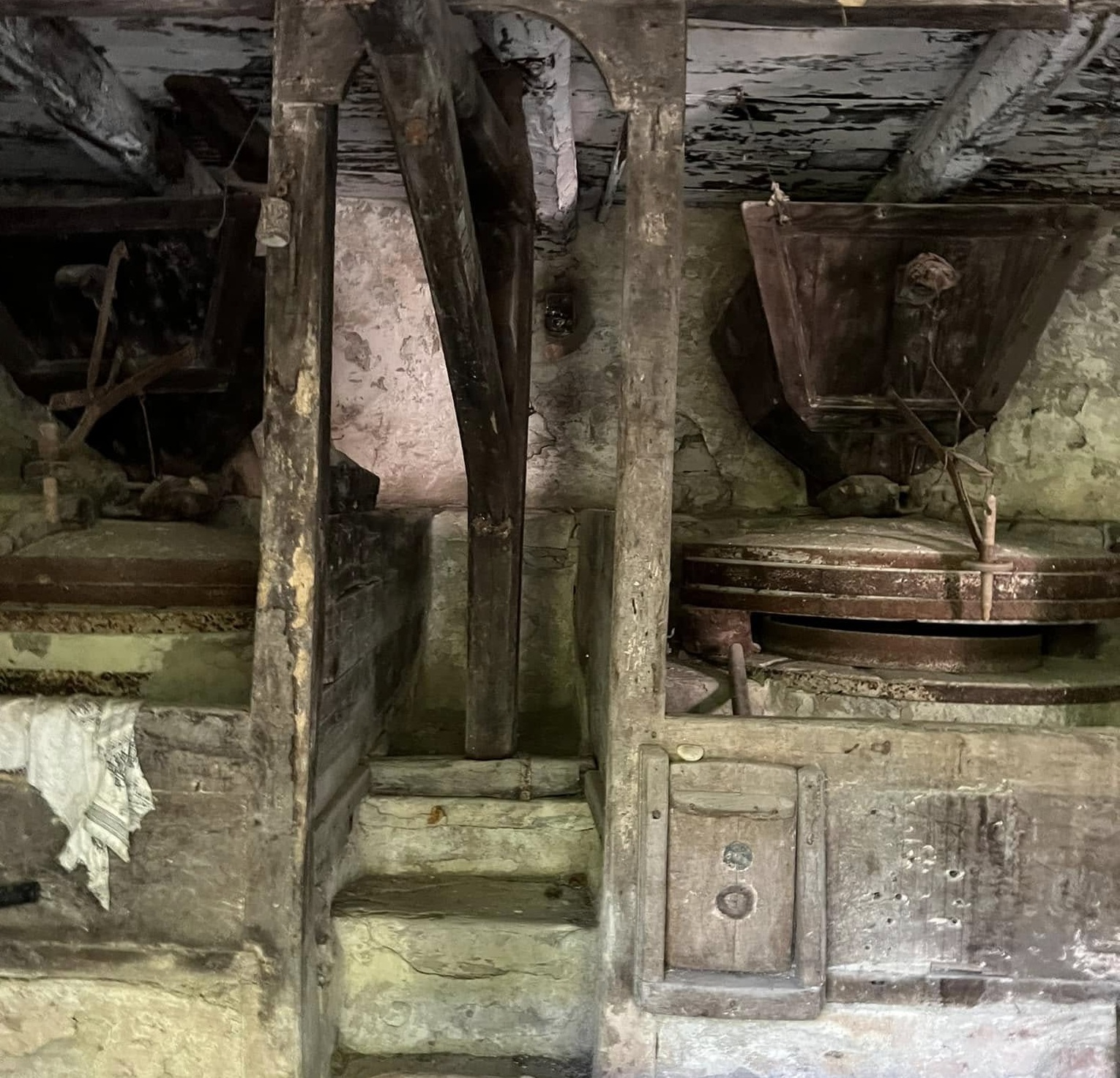 Fotto delle due macine di pietra all'interno del mulino