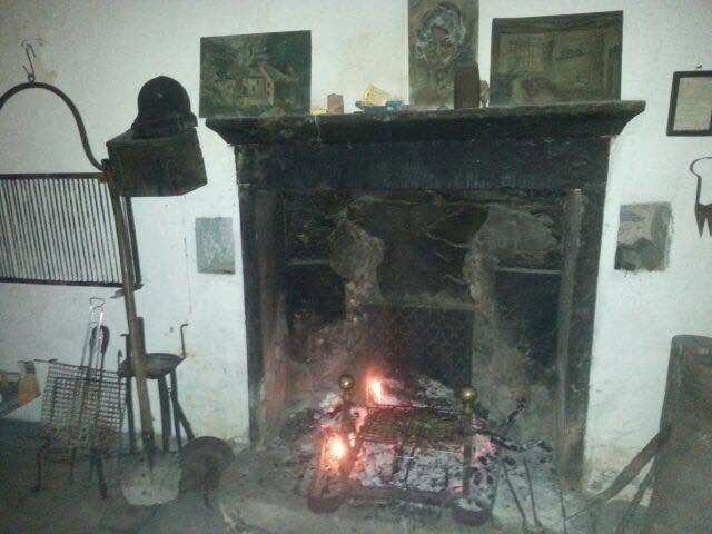 Foto del focolare acceso all'interno del mulino